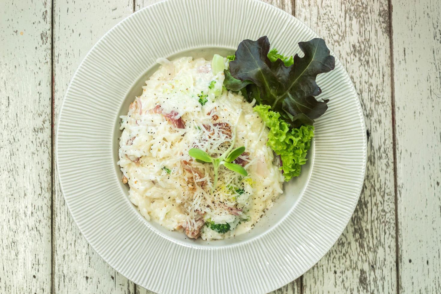 risotto con champiñones en un plato blanco foto