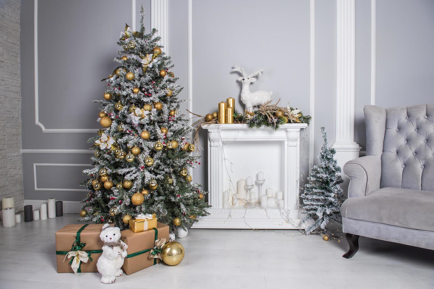 sala de estar decorada con árbol de navidad, regalos y decoración navideña foto