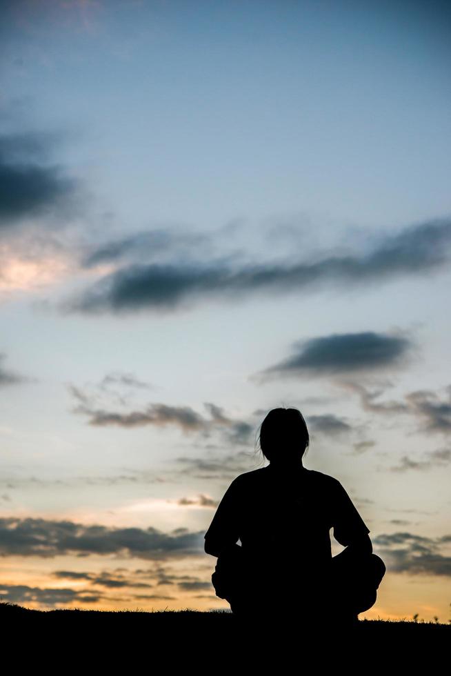 meditación de yoga por silueta de hombre foto