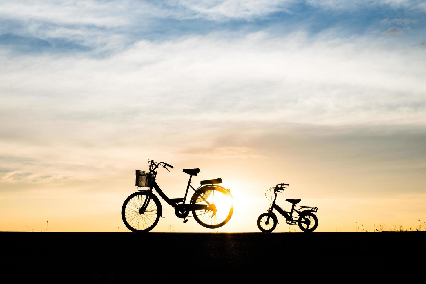Dos bicicletas de silueta vintage al atardecer foto