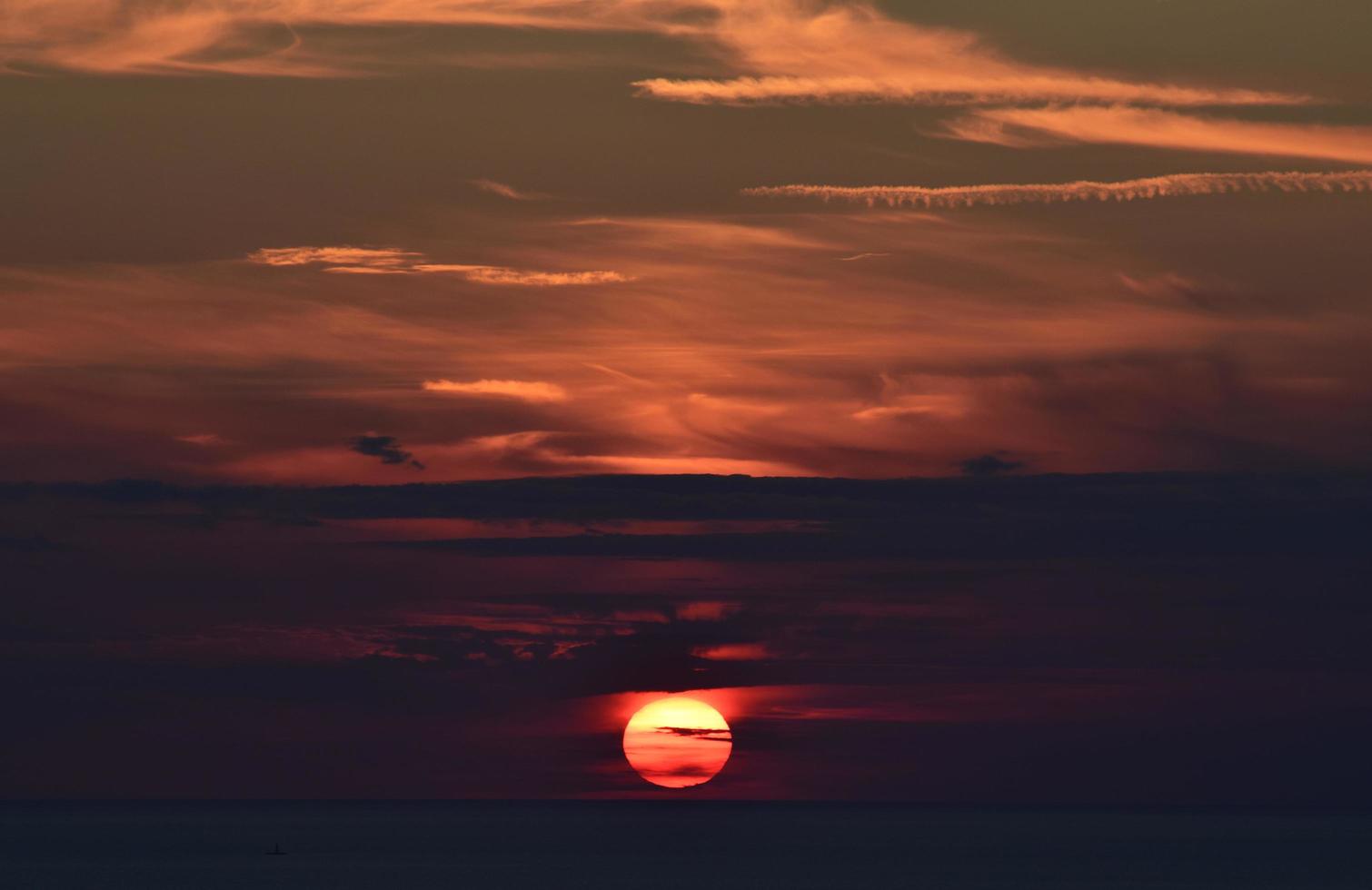 coloridas nubes naranjas y cielo oscuro al atardecer foto