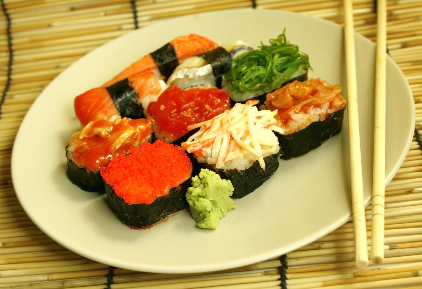 rollos de sushi y palillos chinos foto
