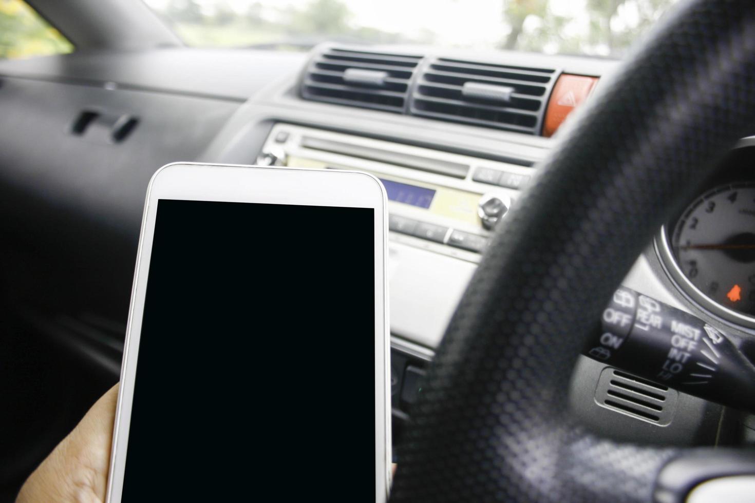 teléfono en blanco en el coche foto