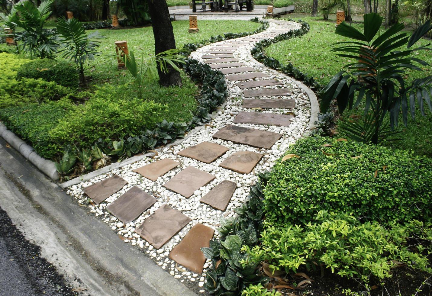 pasarela de piedra en el parque foto