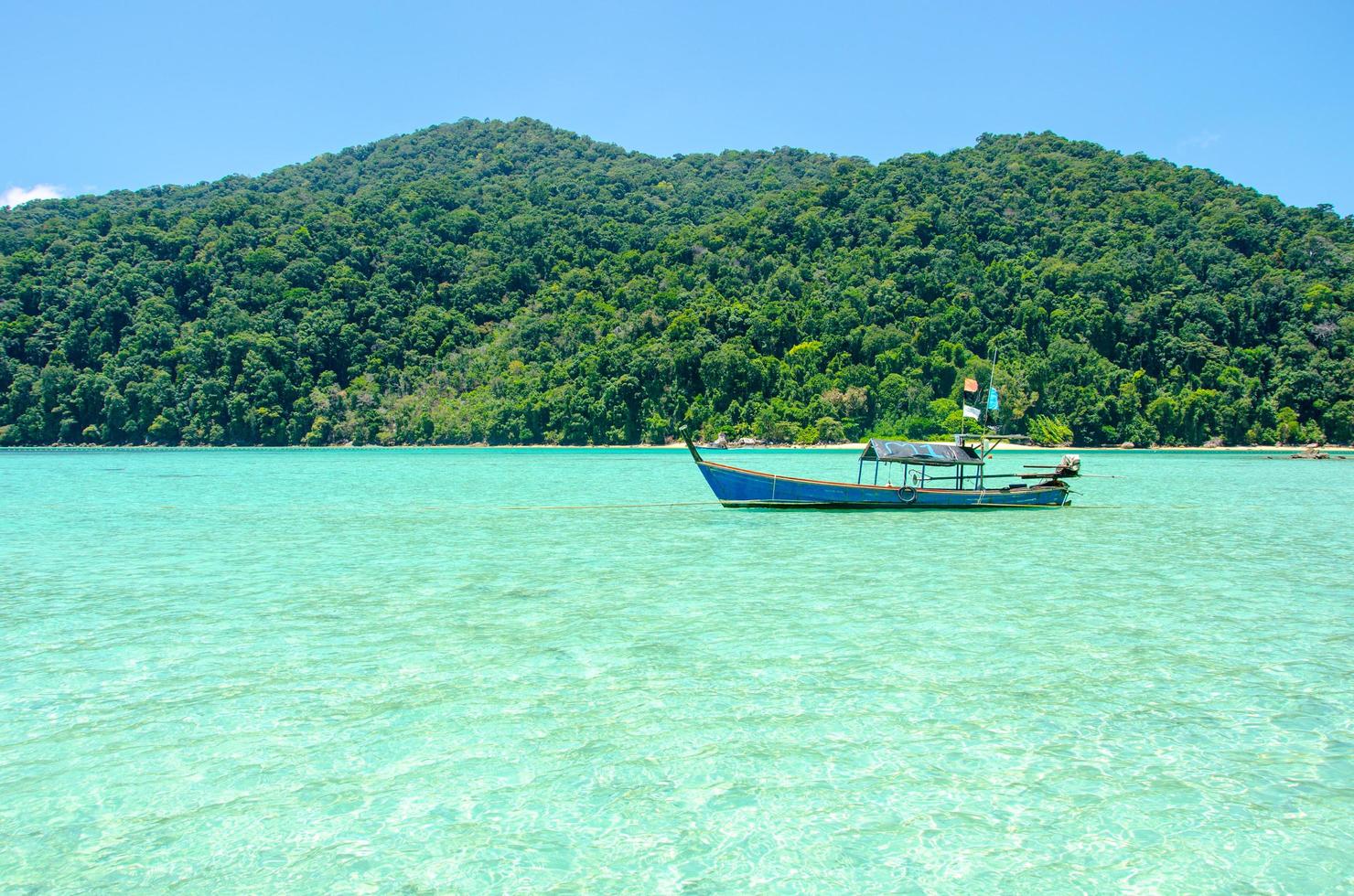 Barco de la isla de Surin en Tailandia foto
