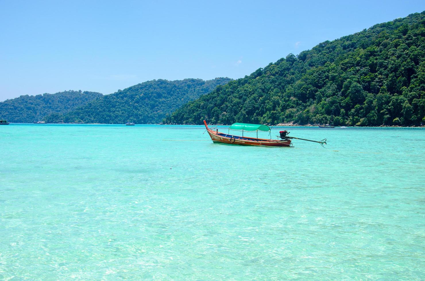 Barco de la isla de Surin en Tailandia foto