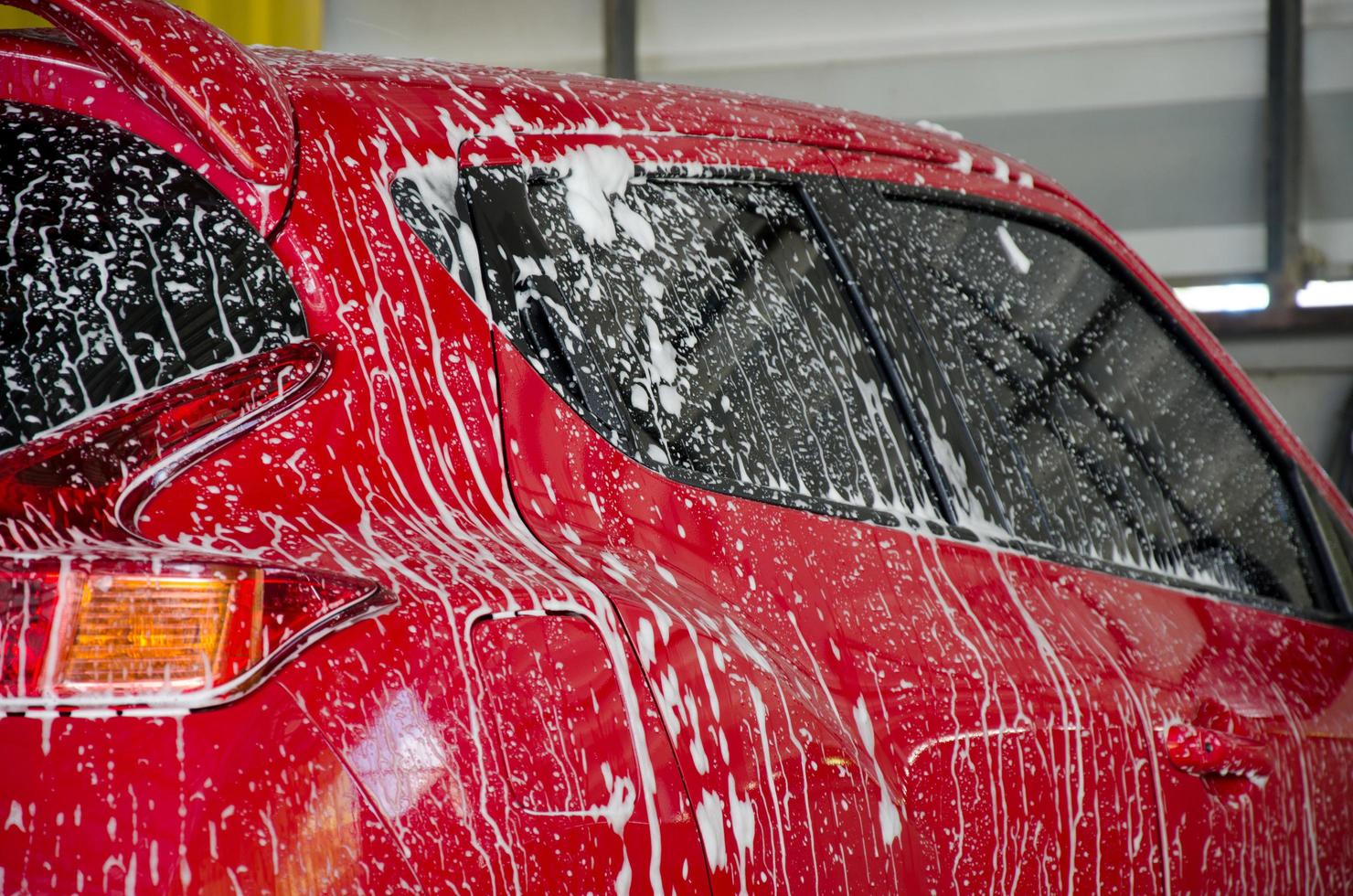 coche rojo siendo lavado foto