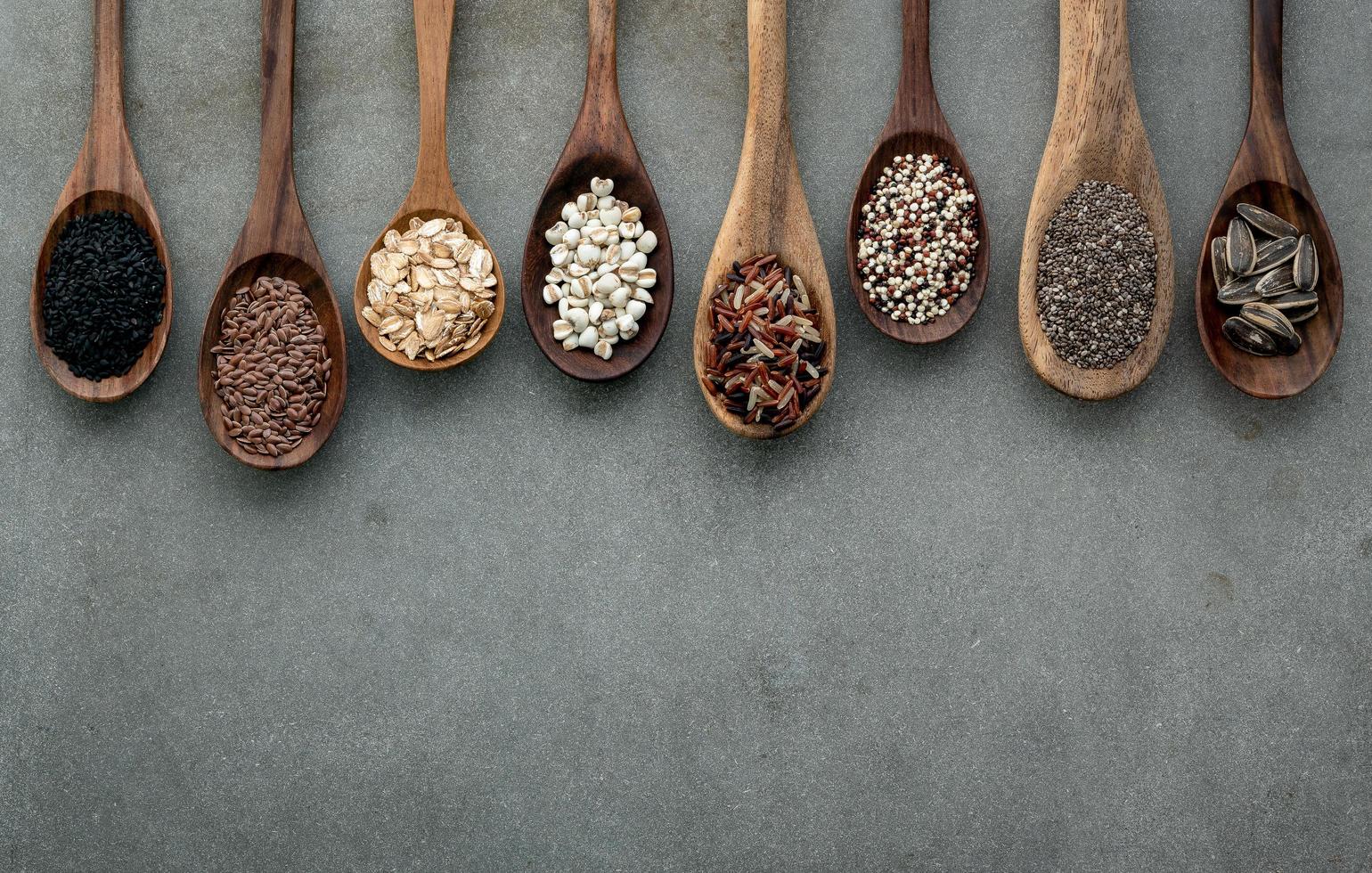 Diferentes tipos de granos y cereales sobre fondo de hormigón en mal estado foto