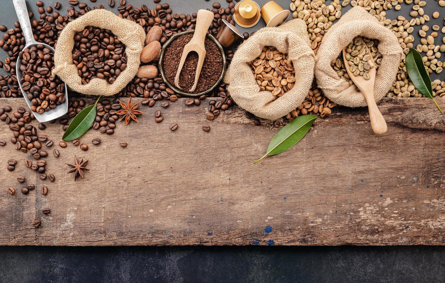 granos de café tostados con pala foto