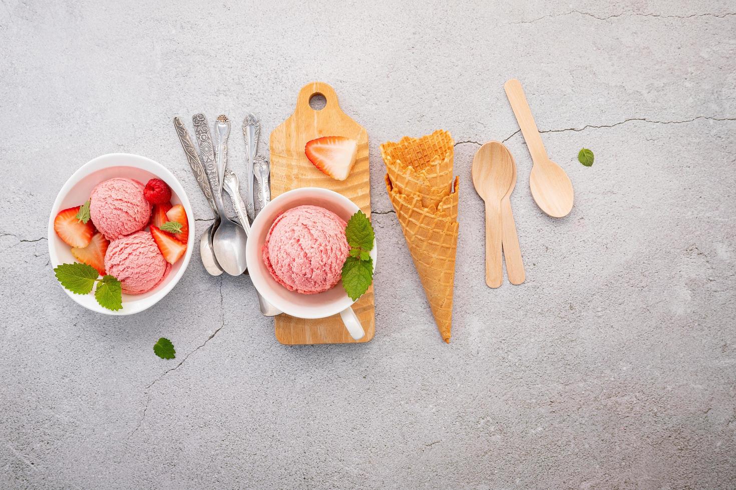 Sabor helado de fresa en un tazón blanco foto