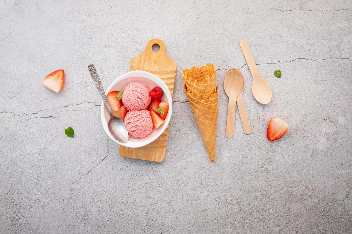 Sabor helado de fresa en un tazón blanco foto