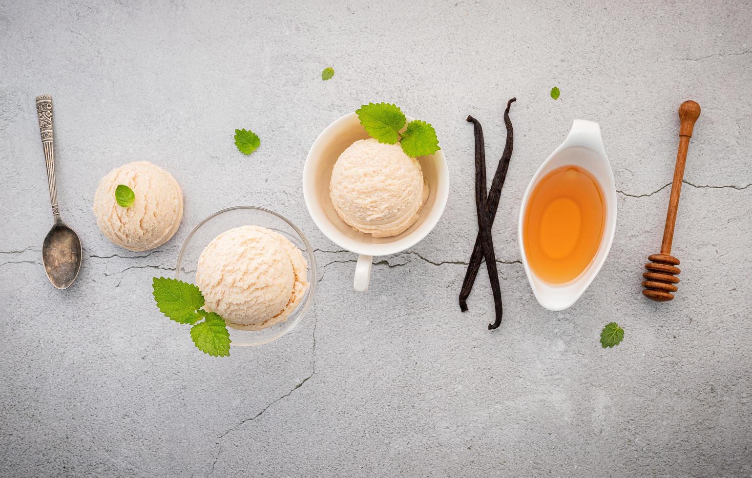 helado de vainilla con cucharas y adornos foto