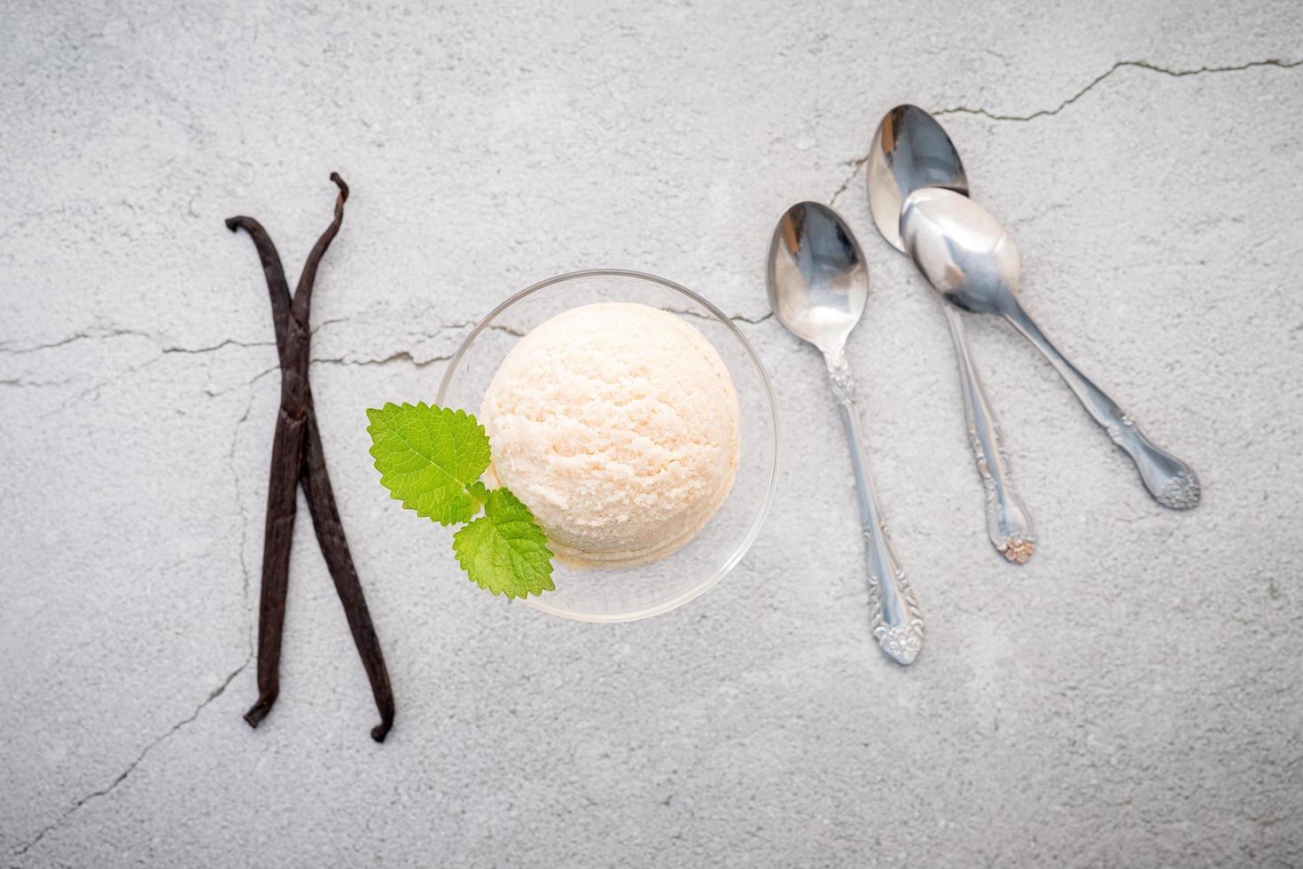 helado de vainilla con cucharas y adornos foto