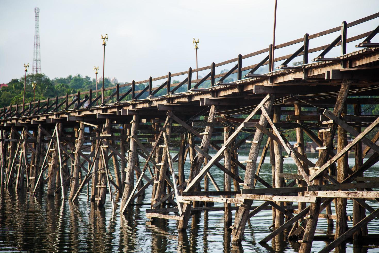 puente de madera sobre el río foto