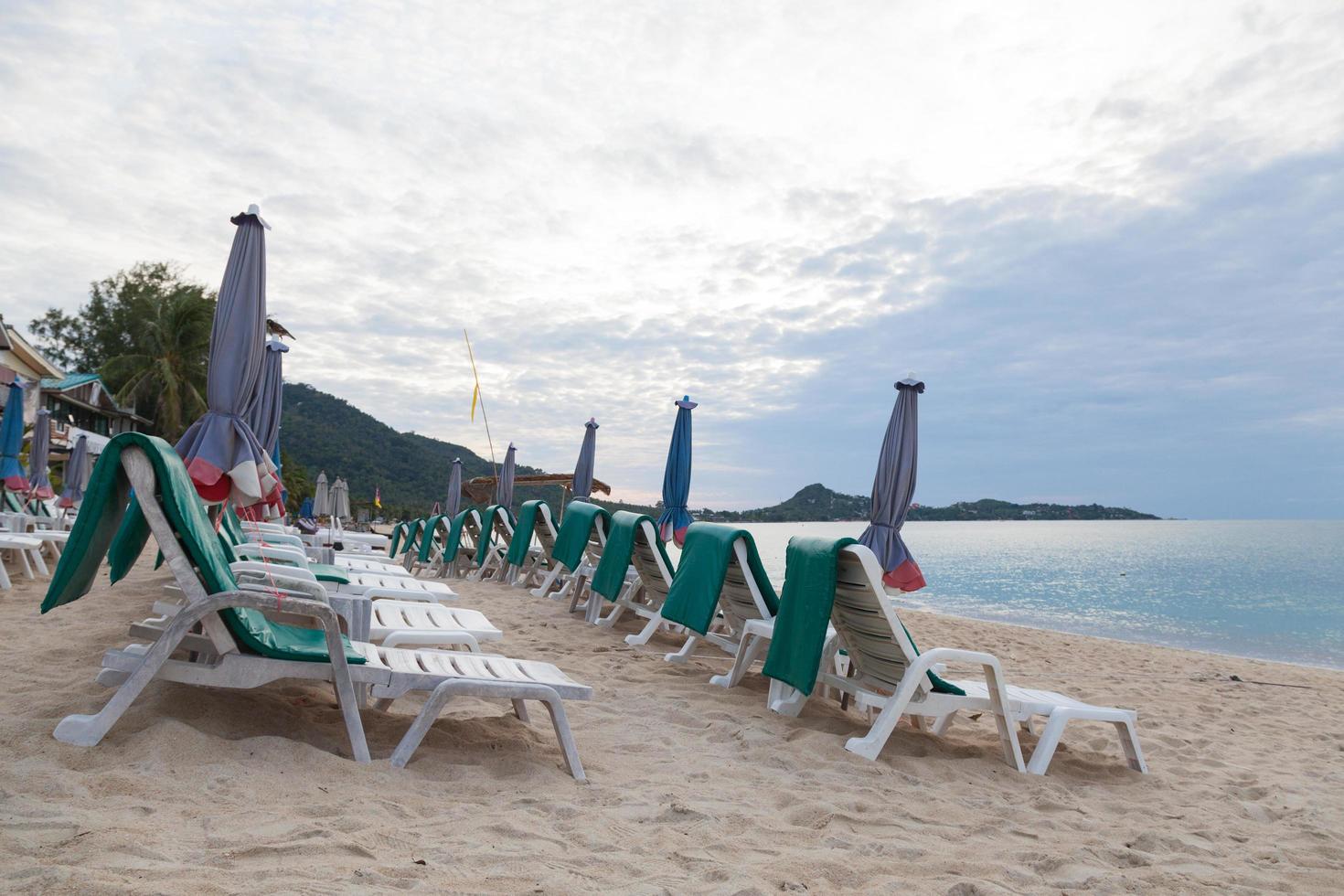 sillas en la playa en tailandia foto