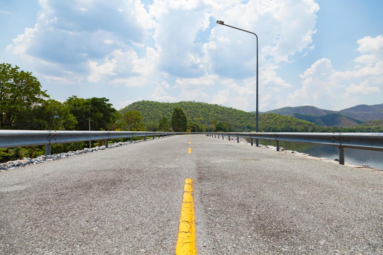 primer plano de la carretera de asfalto foto