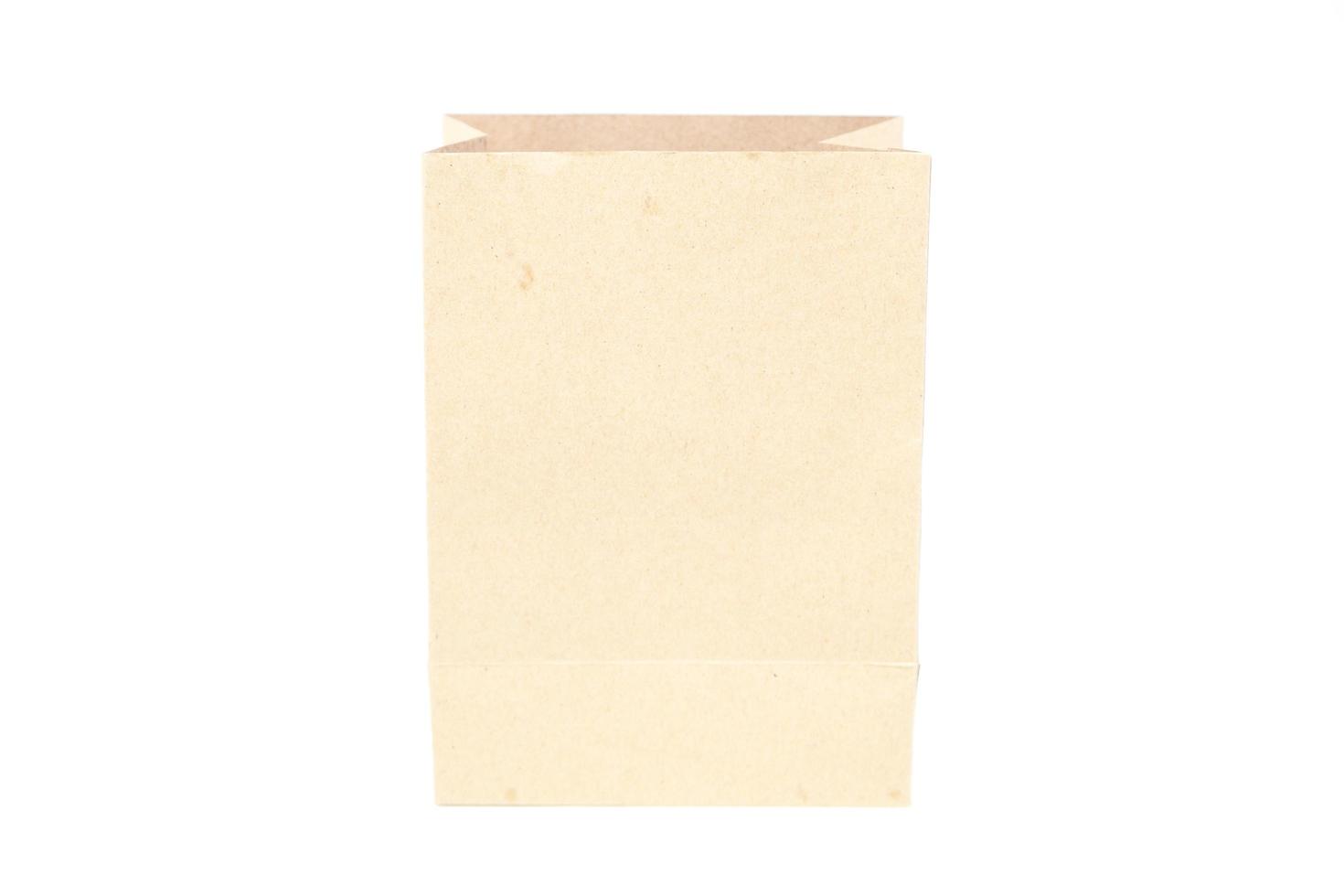 Bolsa de papel marrón sobre fondo blanco. foto