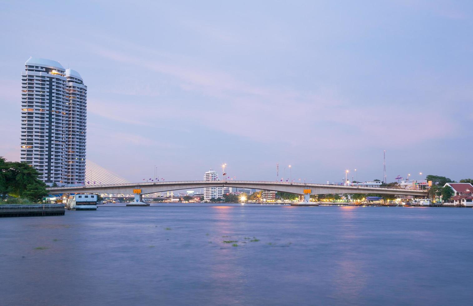 Puente Phra Pinklao en Tailandia foto