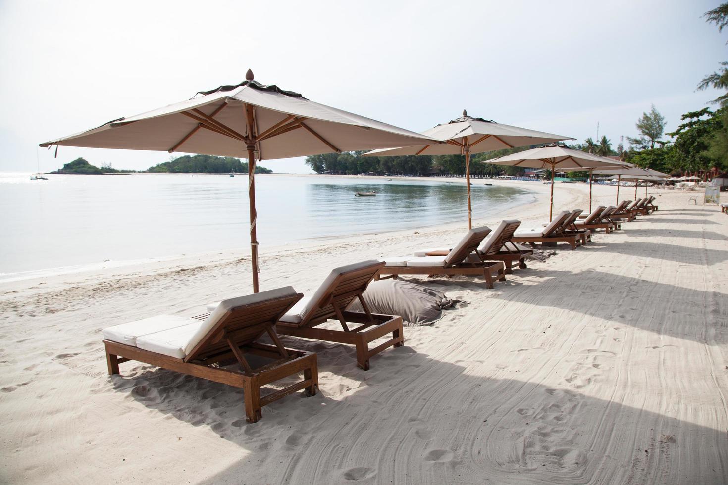 Tumbonas para tomar el sol en la playa en Tailandia foto