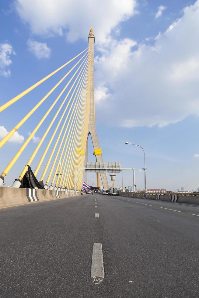 carretera en el puente rama viii en bangkok foto