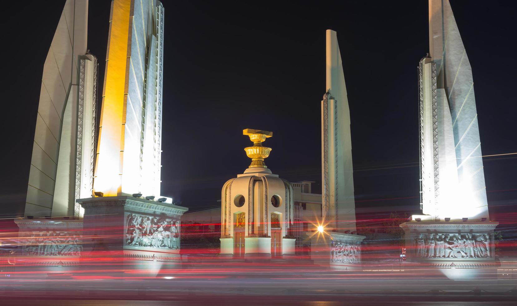 monumento a la democracia en la ciudad de bangkok foto