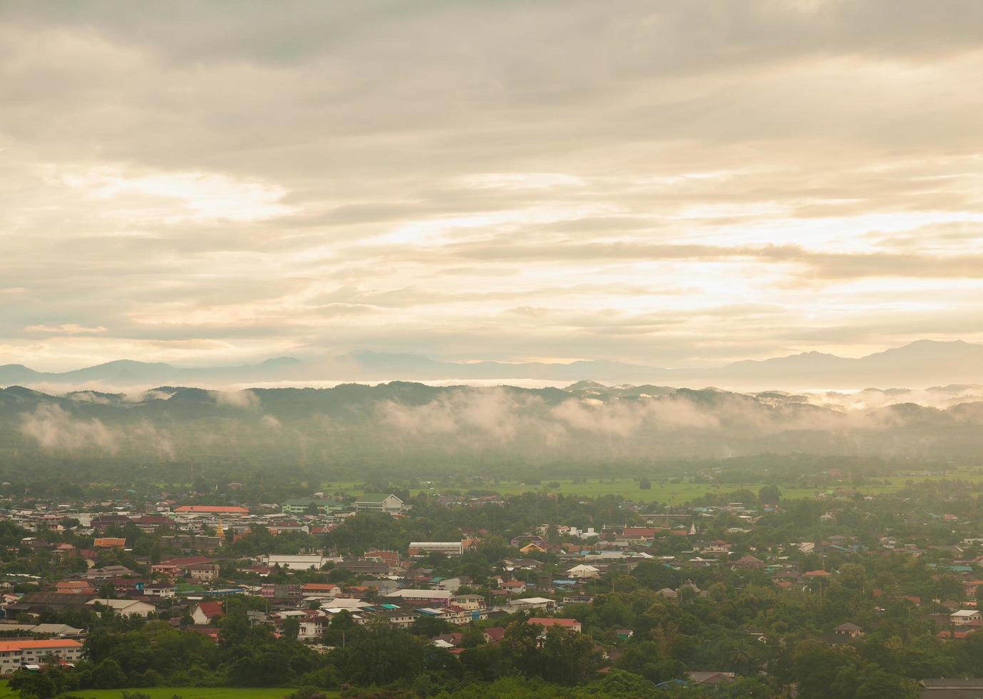 montañas y nubes al amanecer foto