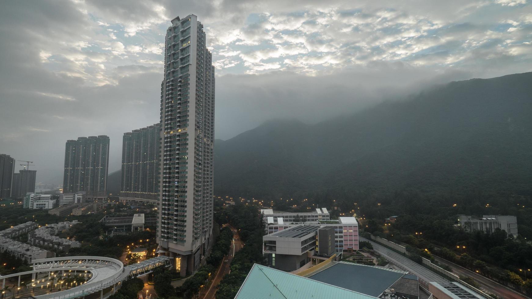 hong kong, 2020 - rascacielos y montañas foto
