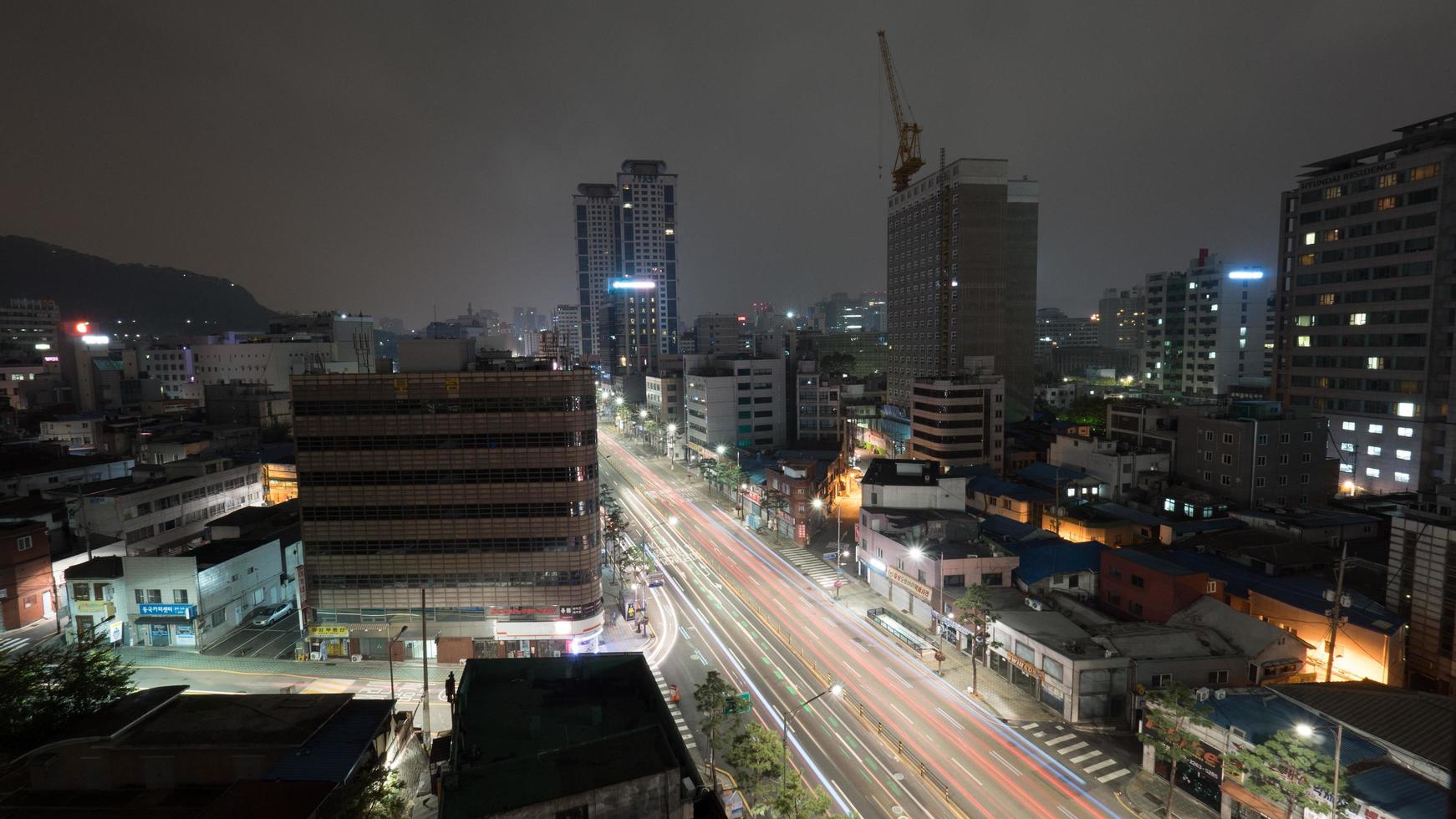 seúl, corea del sur, 2020 - larga exposición de la ciudad por la noche foto