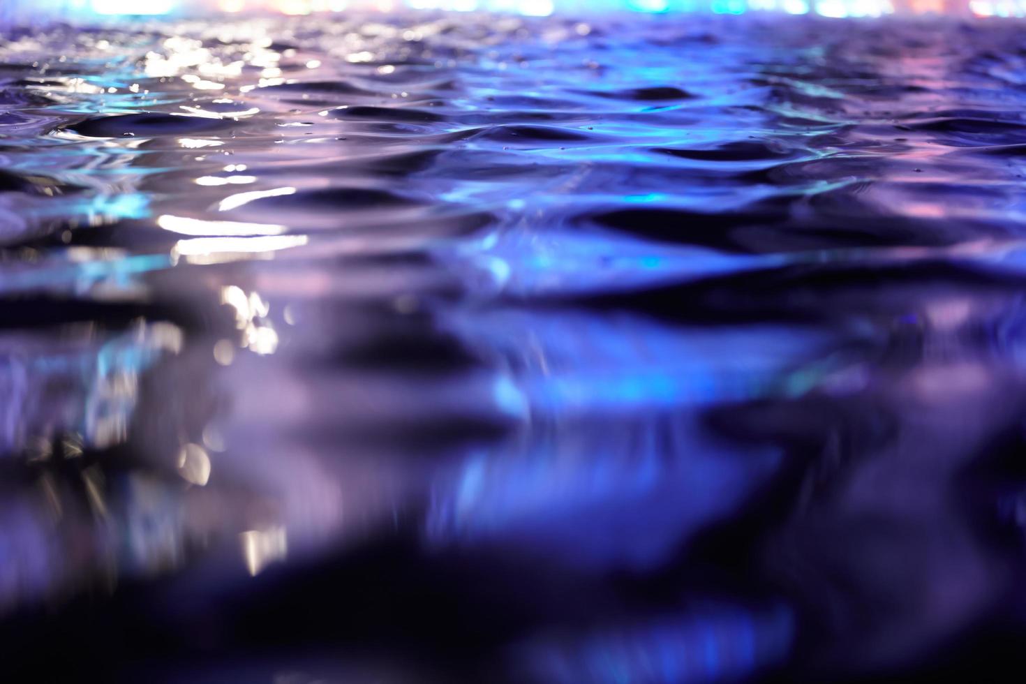 superficie del agua azul y violeta foto