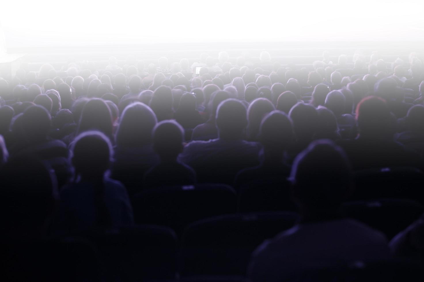 gente sentada en un teatro foto