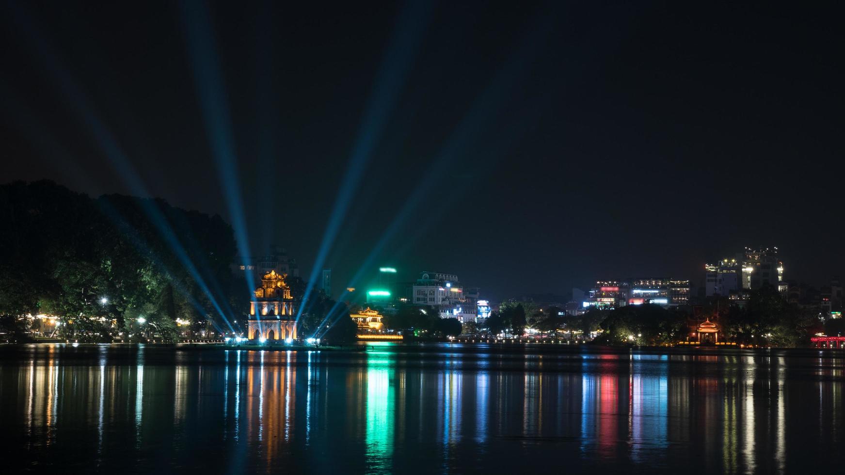 hanoi, vietnam, 2020 - torre de tortugas en el lago hoan kiem por la noche foto