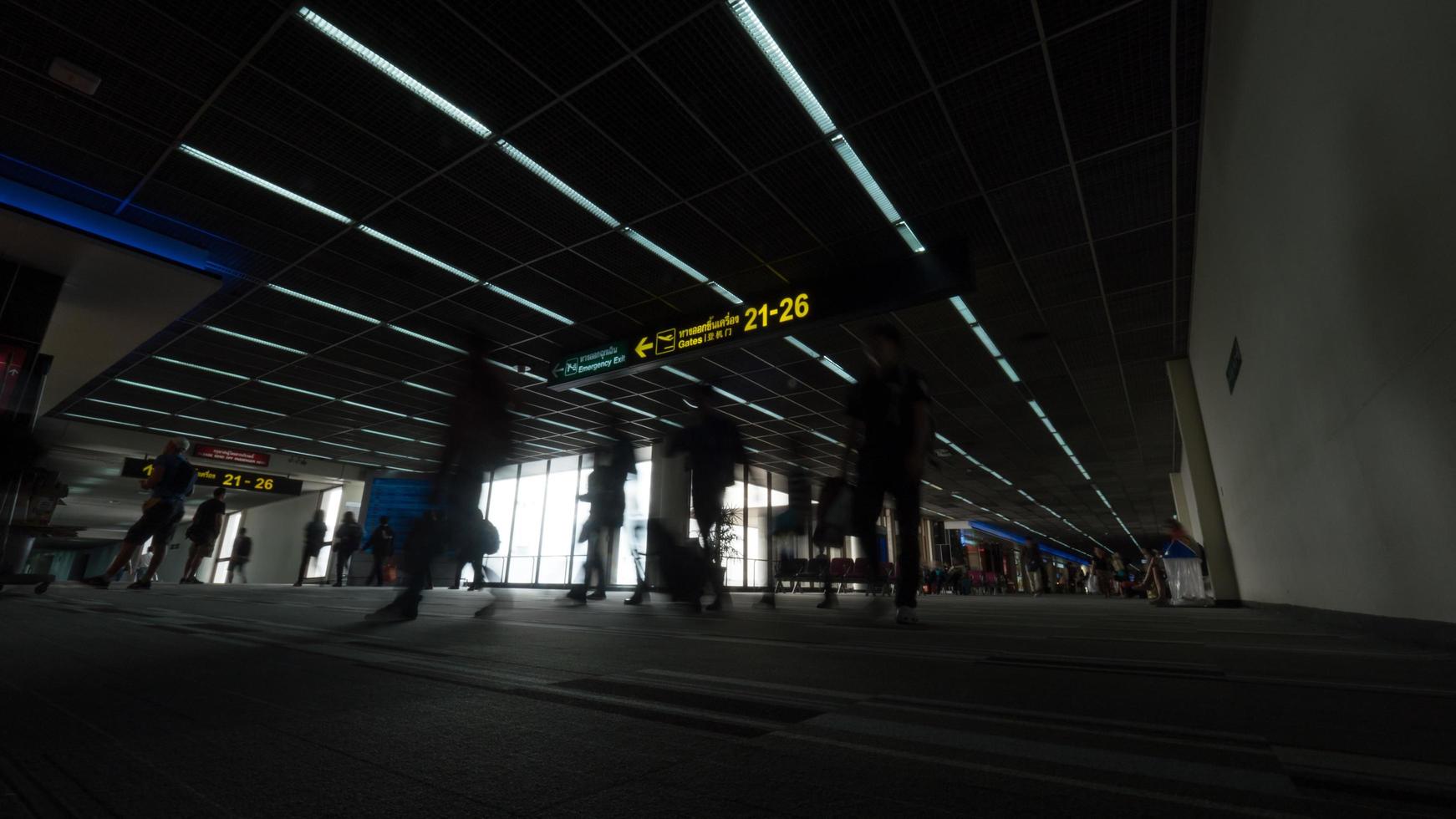 bangkok, tailandia, 2020 - gente caminando en el aeropuerto foto