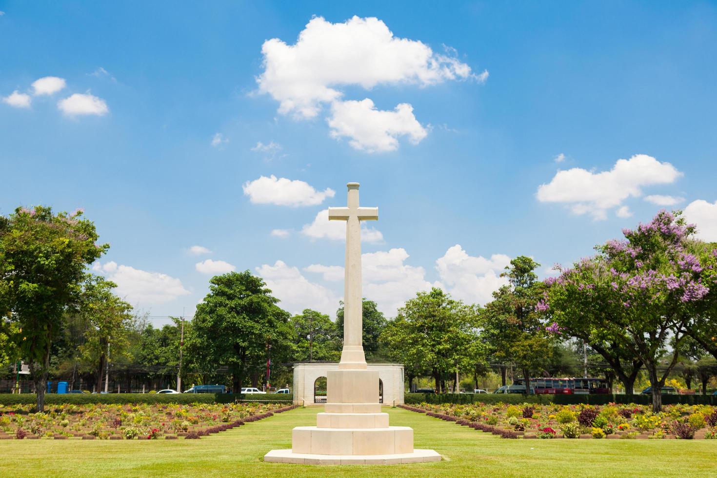 cruz en el cementerio de bangkok foto