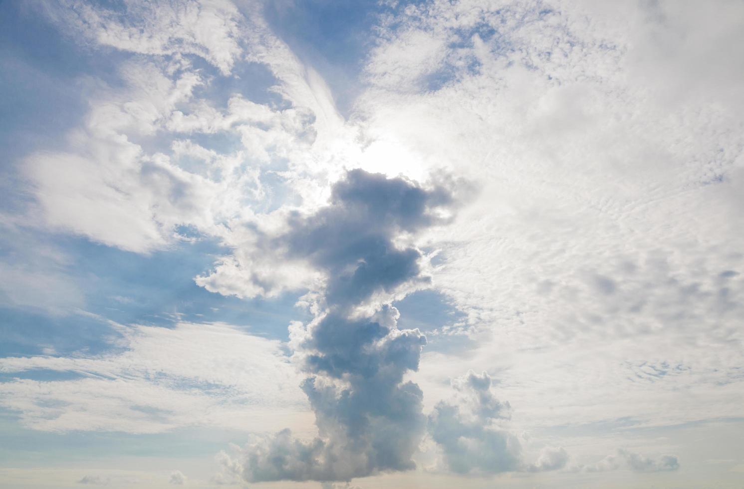 nubes y cielo por la tarde foto