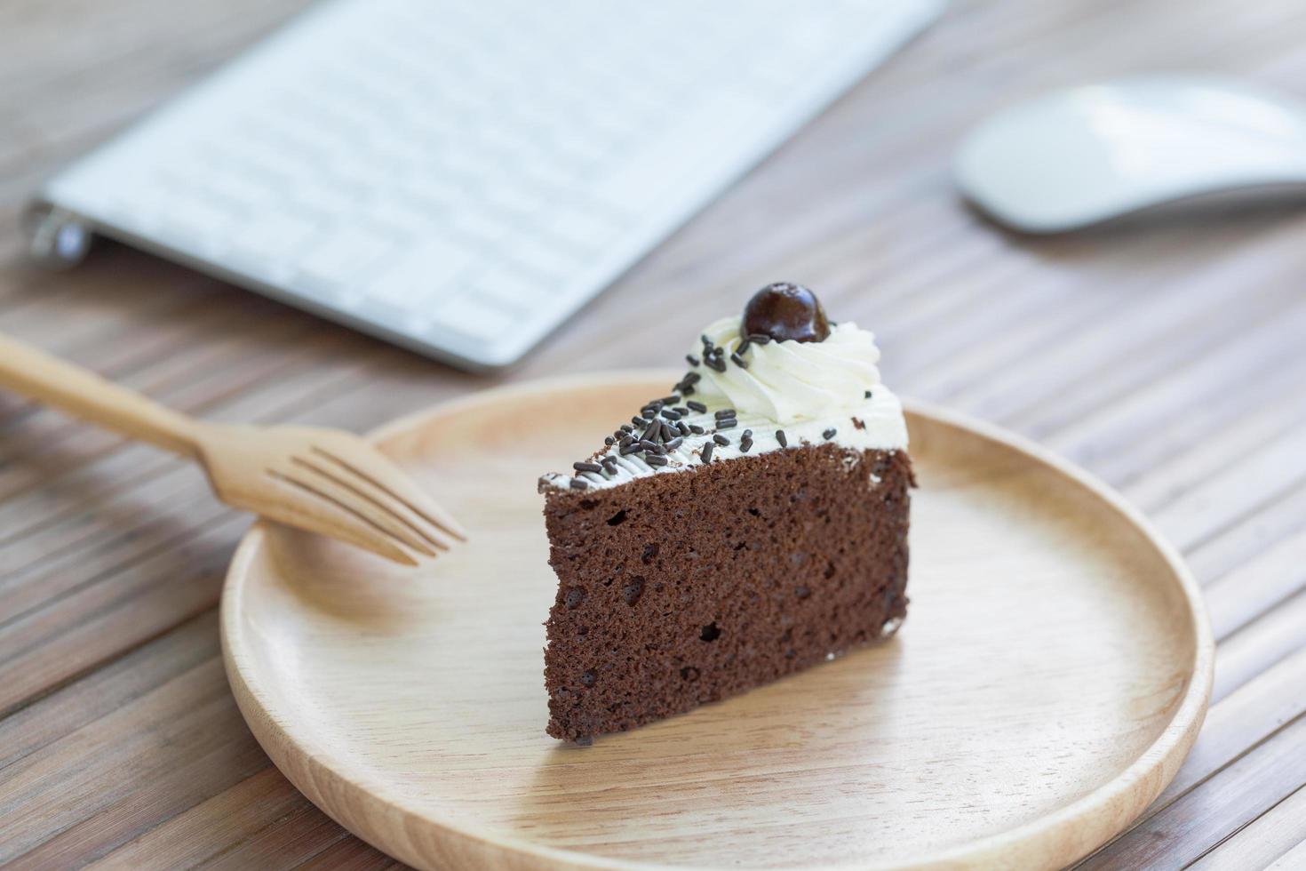 pastel de chocolate y teclado foto