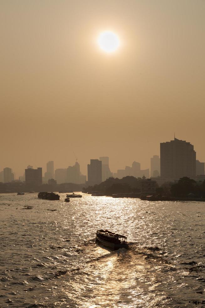 tráfico de barcos en el río, ciudad de bangkok foto