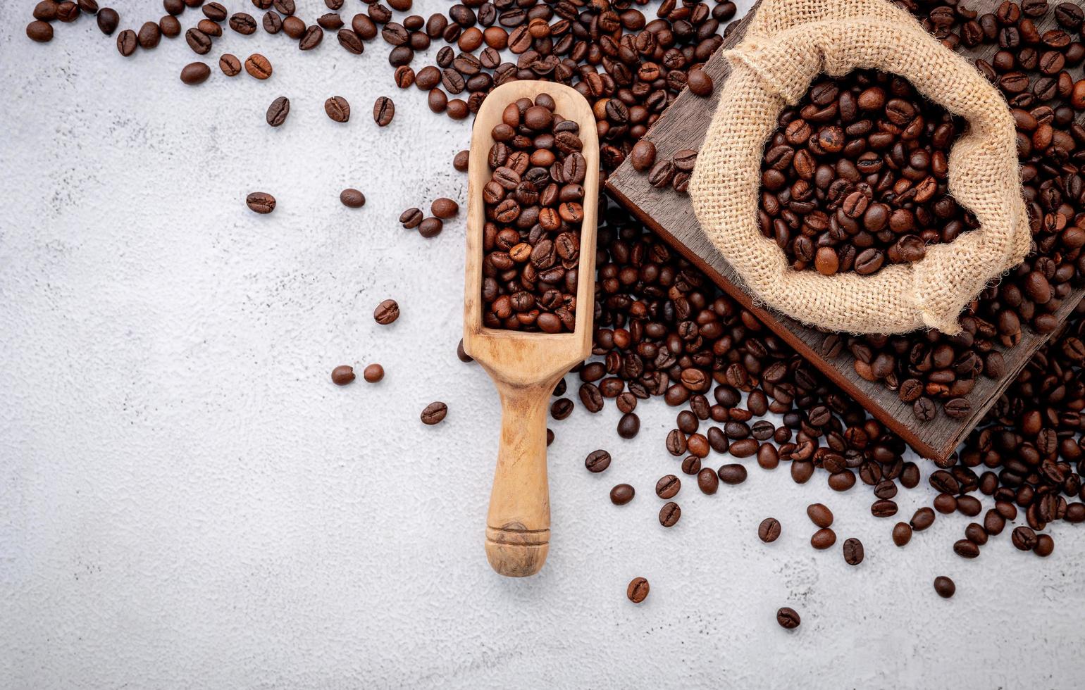 granos de café tostados con cucharadas foto