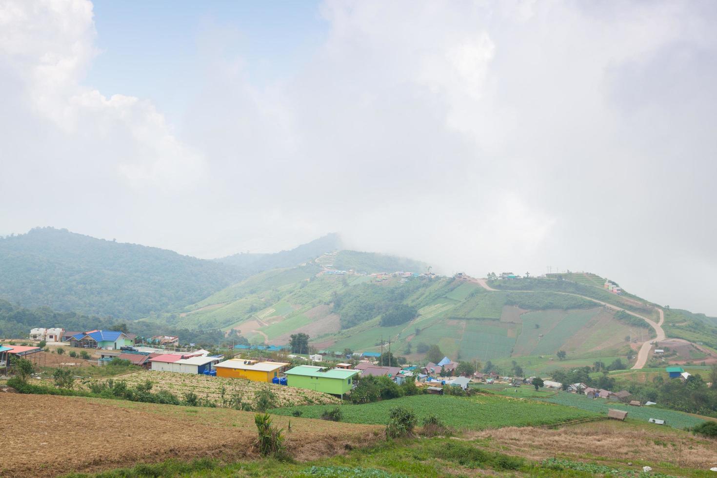 pueblos y tierras de cultivo en las montañas. foto