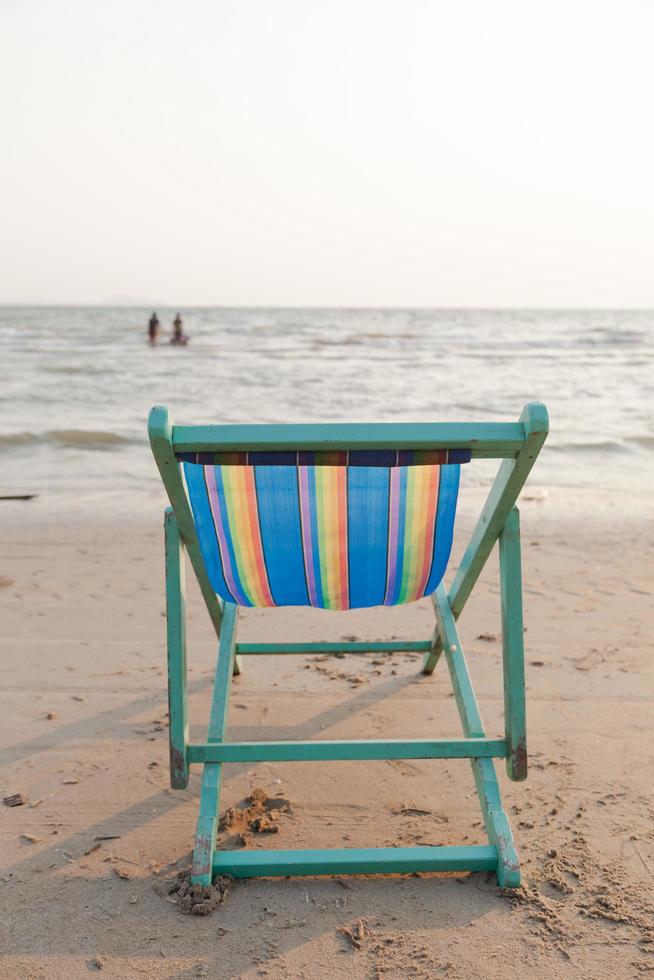silla para tomar el sol en la playa foto