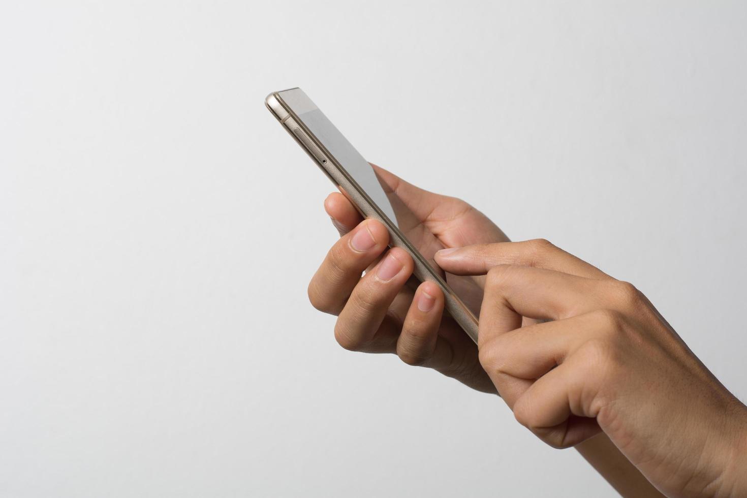 mano de mujer, tenencia, teléfono inteligente, pantalla en blanco foto