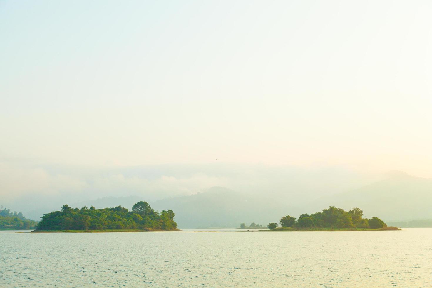 islas en el lago foto