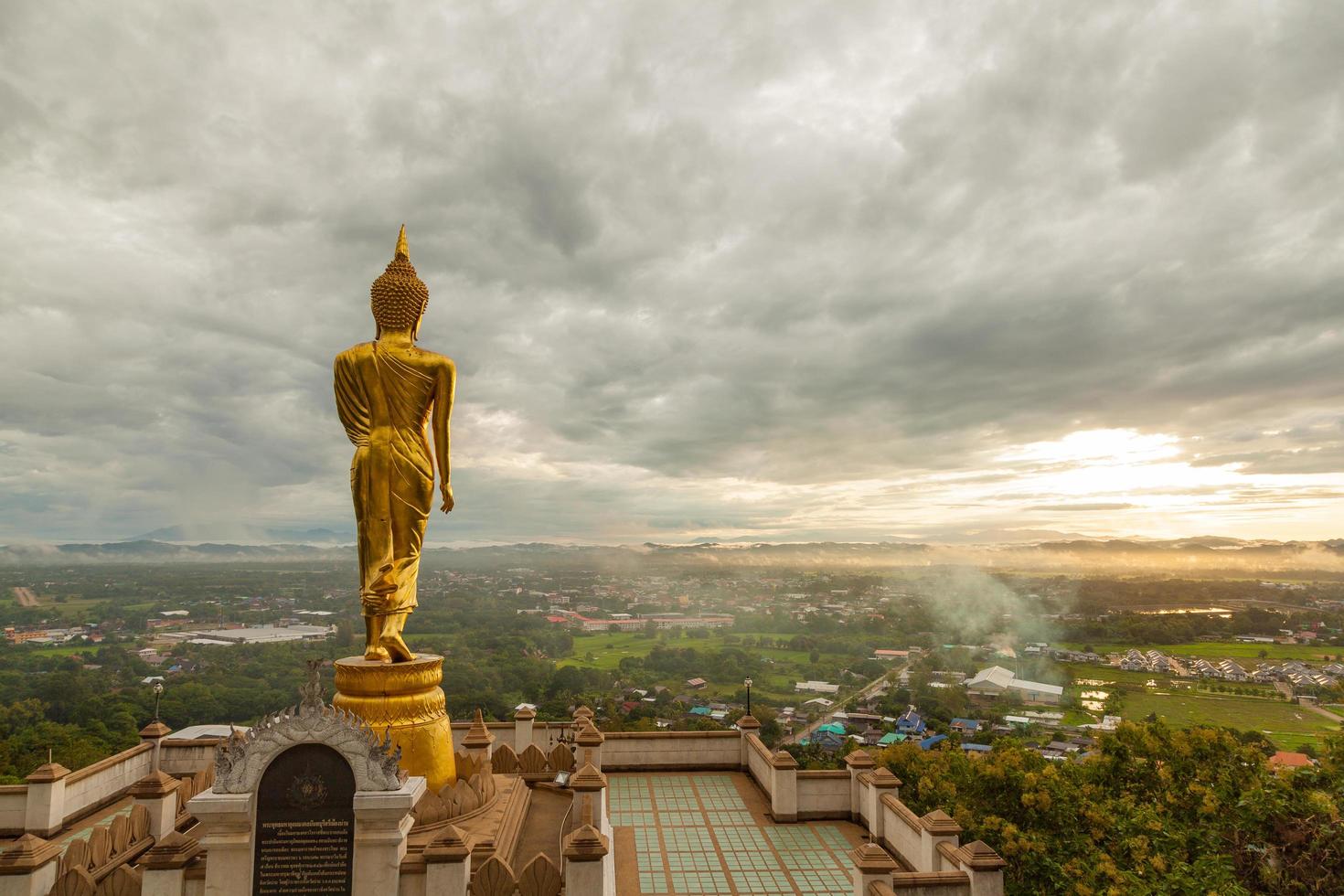 buda sobre la ciudad en tailandia foto