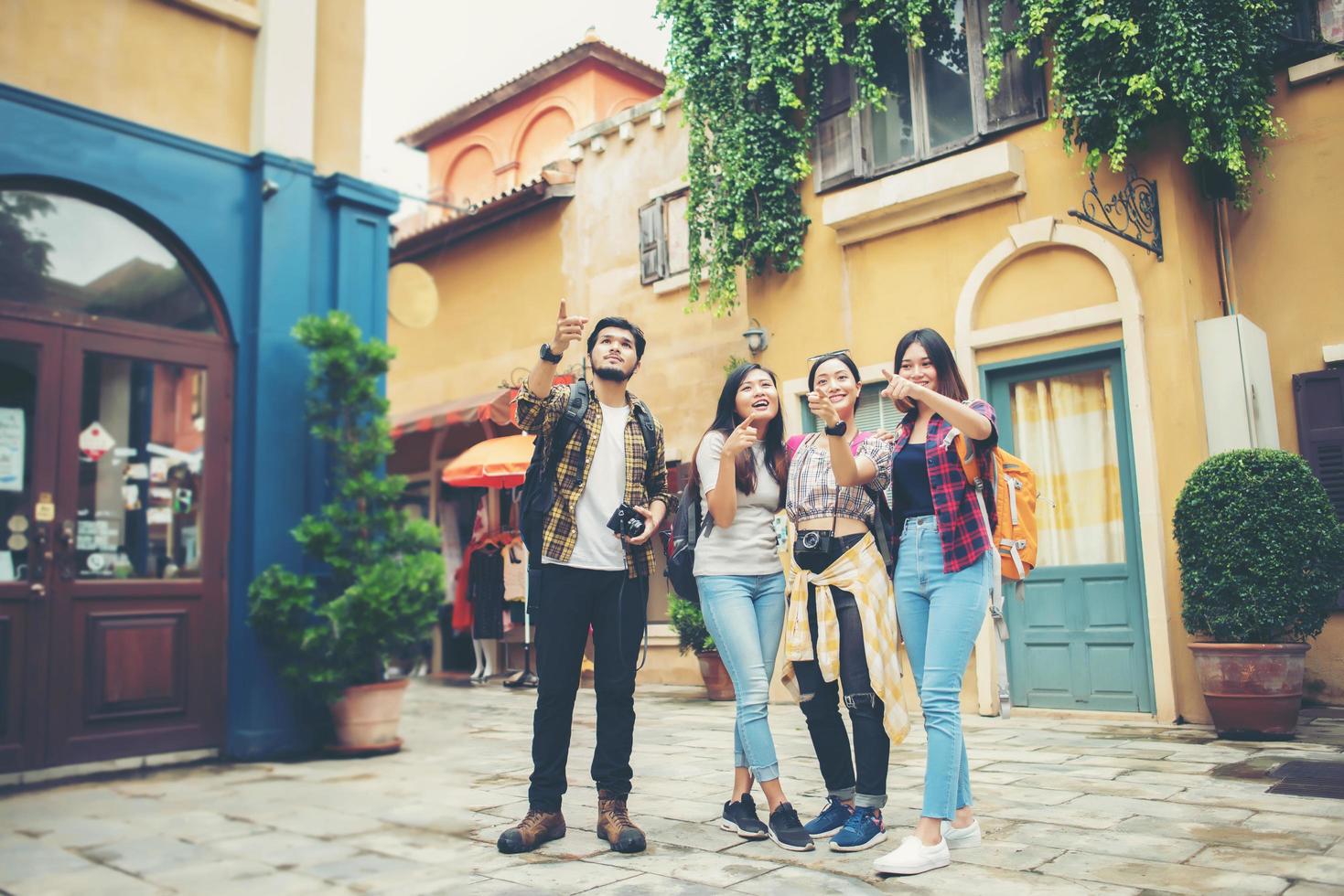 grupo de amigos reunidos en el centro de la ciudad foto