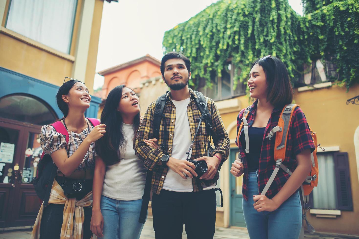 grupo de amigos reunidos en el centro de la ciudad foto