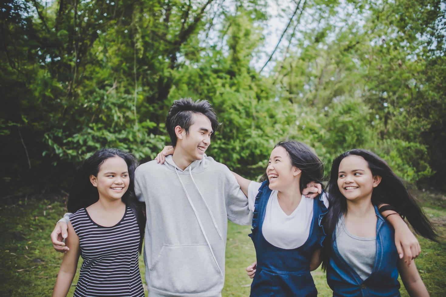 Amigos adolescentes felices sonriendo al aire libre en un parque foto