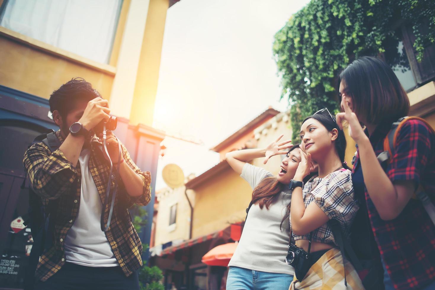 Grupo de amigos felices tomando selfies juntos en una zona urbana. foto