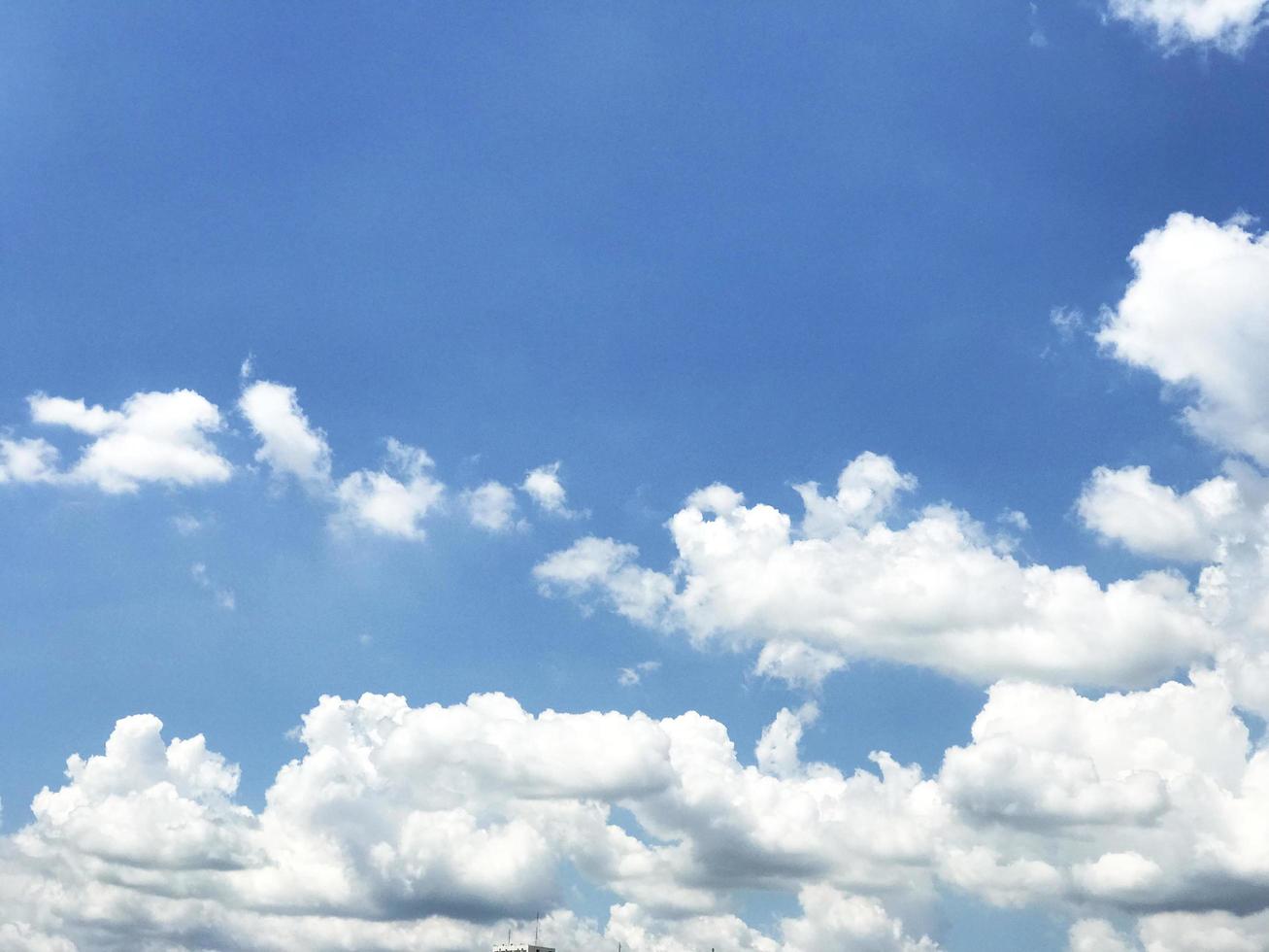 cielo azul con nubes blancas mullidas foto