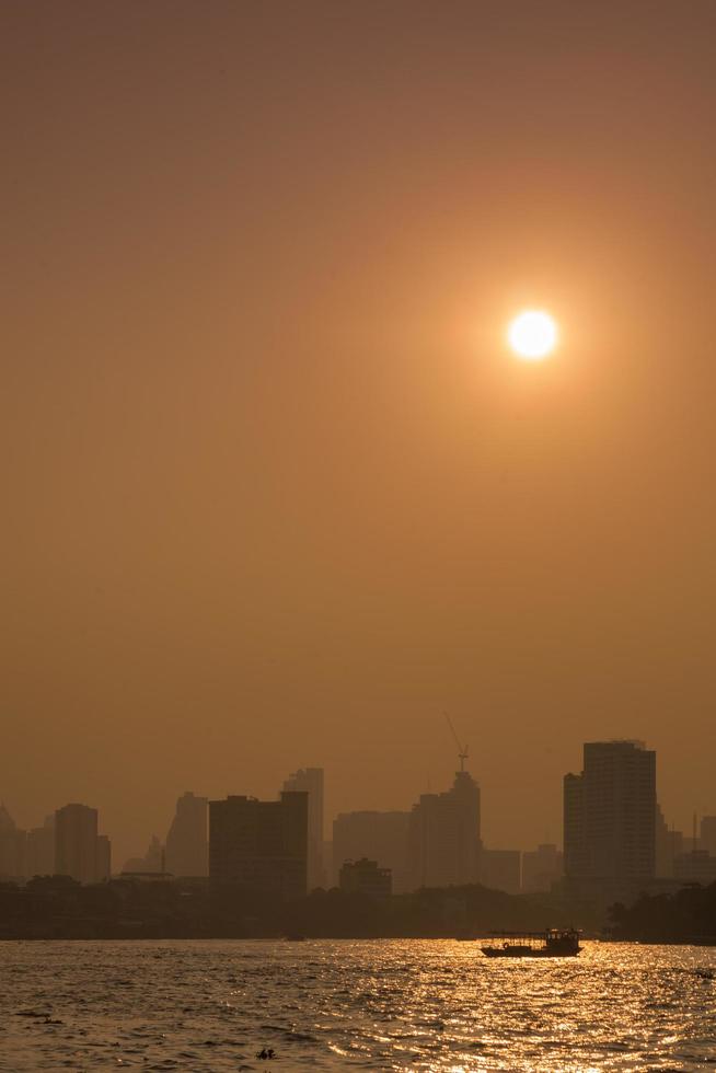 tráfico de barcos en el río, ciudad de bangkok foto