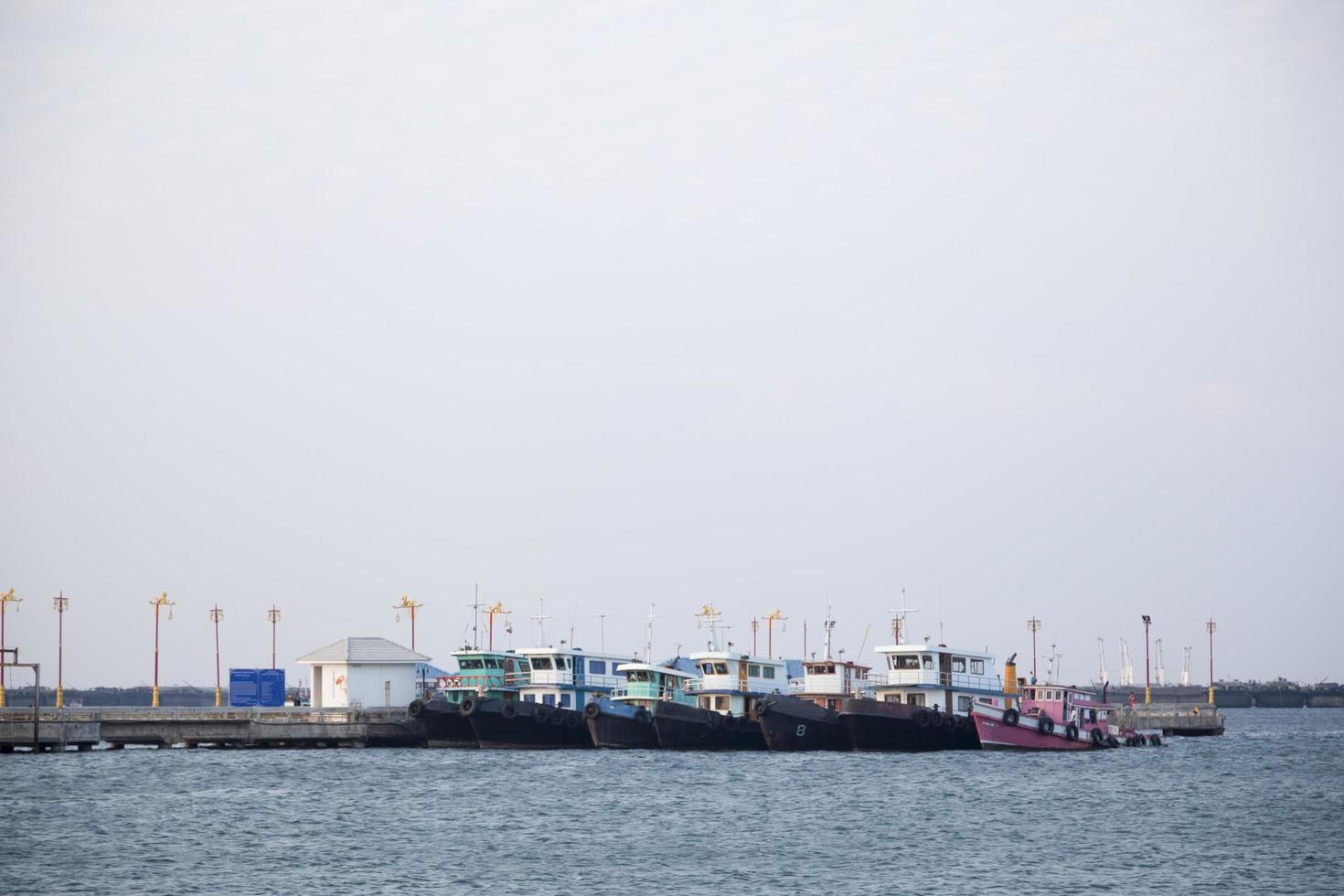 barcos en el puerto deportivo de tailandia foto