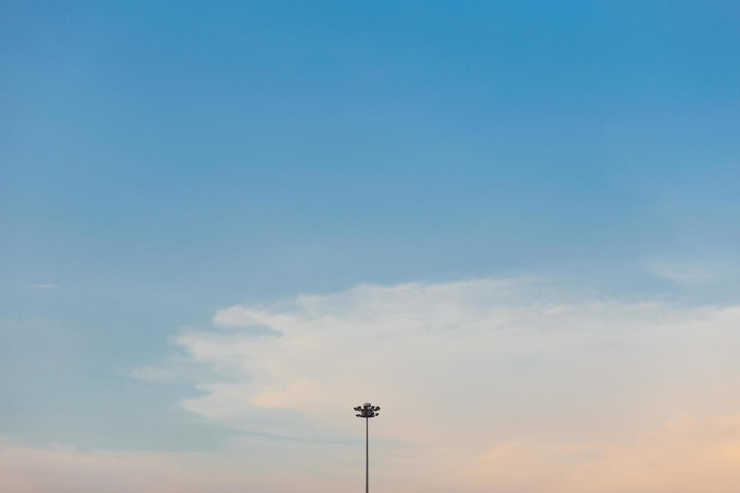 farola bajo el cielo azul foto